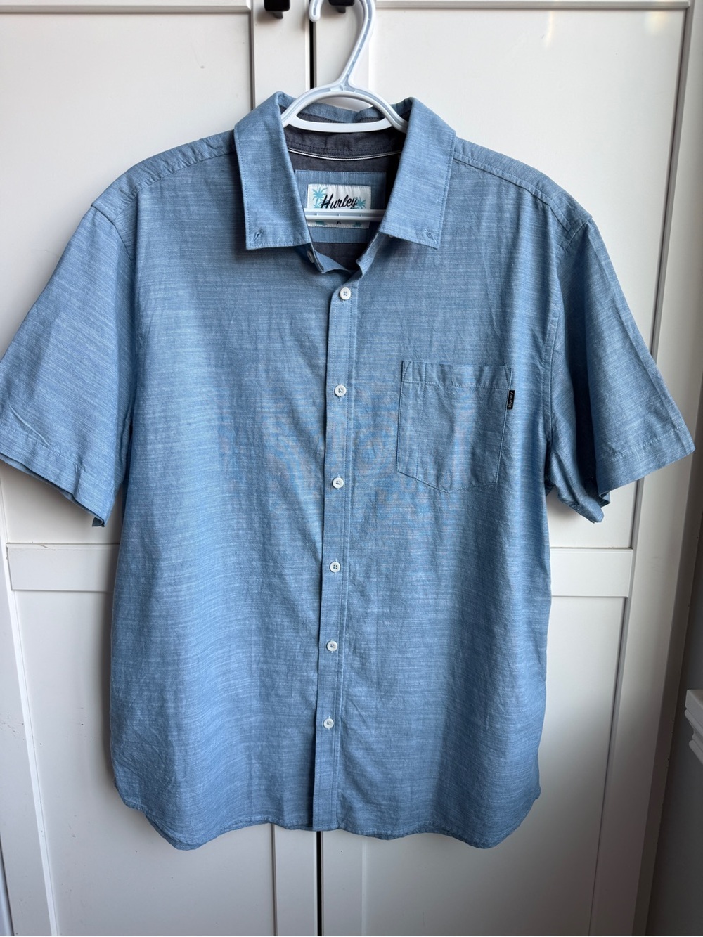 100% Cotton Hurley Men’s Large Blue Chambray Short Sleeve Button-Up Shirt